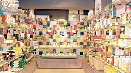 彩色牆身猶如萬國旗，代表店內貨品來自世界各地。