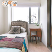 客房因空間有限，床側的木書枱和小櫈屬袖珍設計，配搭古典流線造型單人床，簡潔流麗。
