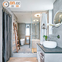 設計師為了加強主人房的開揚感，浴室採用了開放式設計，並以布簾作為屏障。