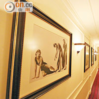 房間走廊都掛上了時裝照片，貫徹大師風格。