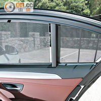 後車窗設有遮光簾，可擋陽光又可增加私隱度。