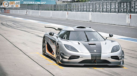 Koenigsegg One:1搭載5.0公升V8雙Turbo引擎，馬力達1,341hp，輕鬆便征服鈴鹿賽道。