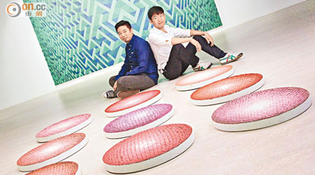藝術家徐小國（左）與策展人戴卓群（右）均認為，抽象畫與觀念畫是未來的創作趨勢，二人背後的作品是徐渠的《綠色路徑》。