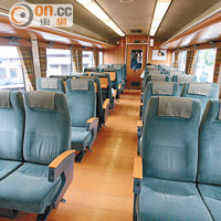 雖然是懷舊列車，但座位經過重新設計，舒適度十足。