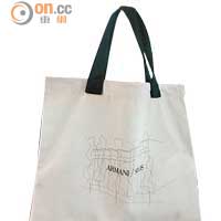 臨走前記得在紀念品店掃戰利品，時裝人必備的Tote Bag，€35（HK$290）。