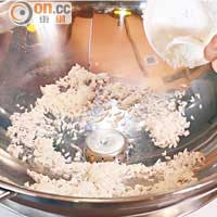 在蒸煮的過程中食材的精華和水分會回流至底層，只需在蒸餾火鍋的底層加入洗淨的白米，食到最後時，就會變成一鍋鮮味十足的靚粥。