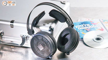售價：$3,820<br>耳機用上碳複合樹脂物料製造，耳罩為鋁金屬製的蜂巢狀外殼。