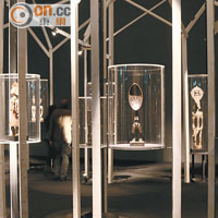 策展者的功力，可見於展覽場地的空間和光源布置。