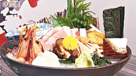 Omakase套餐內的刺身拼盤一般會有海膽、磯煮鮑魚、油甘魚、火炙劍魚腩、帶子及拖羅等，亦有較為罕有、只有夏天才捕獲的平政魚。