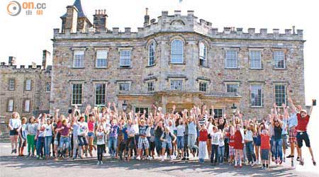 遊學團學生一同到蘇格蘭的城堡參觀，了解當地的歷史。