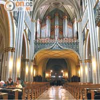 瑞士樂器巨匠Aloys Mooser打造的巨大管風琴，是教堂的一大寶物。