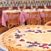 法式車厘子布甸Cherry Clafoutis $98	<br>甜品師以新鮮車厘子及吉士蛋焗製而成，入口香軟，叫人一試再試。