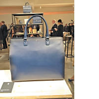 呈深藍色調的藏青色Tote Bag手提袋最受在場人士歡迎。$16,100