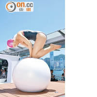 《Monumental Quan》（2012年）<br>「Quan」有「多」的意思，泳者屈膝佇立於球體上，Carole要透過雕塑的完美比例、結構及展現手法去表達其創作的核心價值：平和、集中及平衡。