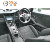 車廂布局充滿運動氣息，貫徹911車系風格。