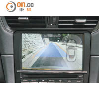 中控台屏幕整合後泊車鏡頭，倒車更加輕鬆。