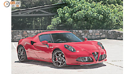 Alfa Romeo 4C  售價：$1,098,000起<br>頭燈燈座以碳纖物料製，並跟家族標記的盾形鬼面罩拼湊出無限動感。