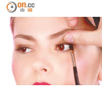 3.<br>把平腳眼線掃沾水後，提取適量的眼線膏，沿內眼線位置以點印方式填上顏色。