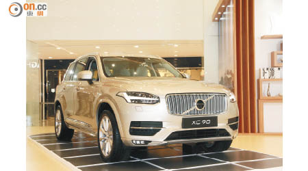 XC90擁有目光銳利的橫向T字形LED日間行車燈，稱為「雷神之錘」。<br>預訂價：Momentum版$778,800起、Inscription版$838,800起