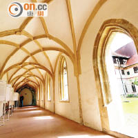 修道院走廊非常漂亮，天花紋都經細心布置。
