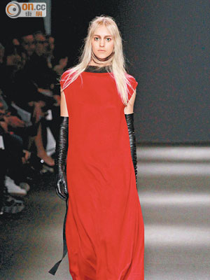 紅色曳地長裙把簡約魅力發揮得淋漓盡致。