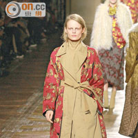 Trench coat配合繡金線的紅色外套，風格獨特，不落俗套。