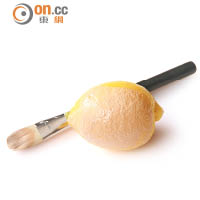 遮瑕度Win<br>用M.A.C的濕粉掃將粉底掃上檸檬，能遮蓋檸檬大部分表皮，遮瑕功效相當理想。