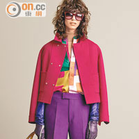 幾何絲質恤衫襯紅色外套及紫色長褲，亮麗色彩讓吸睛度倍增。