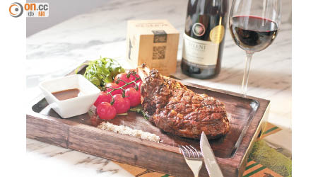 Grass Fed NZ Premier Selection Reserve Bone In Beef Rib Steak $338 <br>Rib Steak分量十足，大廚用了Slow Cook的方法處理，慢煮後以炭燒將表面燒至香脆，令肉香更濃，惹味非常。