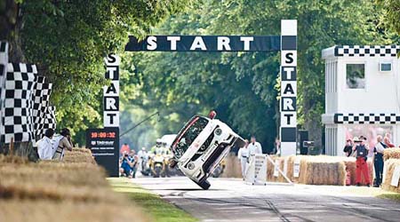 由特技車手Terry Grant駕駛的Juke Nismo RS，在2015「Goodwood Festival of Speed」嘉年華上打破兩輪行駛一英里的最快紀錄。
