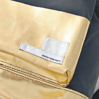 袋側縫上兩牌標章，隨每個人的使用情況，金、銀箔部分將呈現不同的剝落效果，更顯獨一無二。