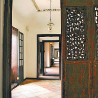 以中式風格興建的大屋，內部不乏西式古典風格的裝飾細節。