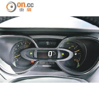 以多組不規則框架組成的錶板，中央屏幕用以顯示車速跟波檔。