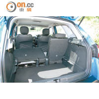 後座靠背可按需要作60:40或完全收摺，方便調配載物和載客空間。