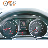 雙圓形儀錶中間設有電子顯示屏，行車資訊相當豐富。