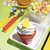 蛋糕上LEGO人仔吃得之餘，連叉匙也可以玩結合，甜品套餐NT$320（約HK$80）。