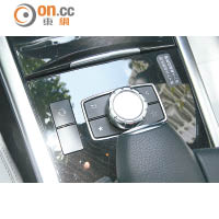 COMAND旋鈕可控制各項行車及音響資訊。