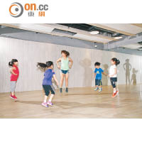 課程內容加入簡單舞步，小朋友可藉此加強節奏感、平衡力和專注力。