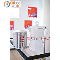 在Espresso機出現之前，MOKA幾近是家家戶戶煮咖啡必備的器具，現在仍非常流行。