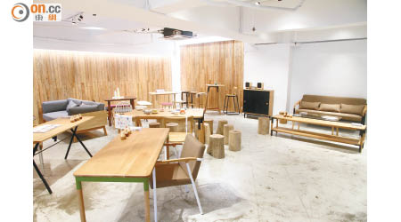 ALOT的陳列室以淺色為主調，一件件木家具拼湊在一起，感覺溫暖。