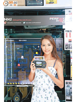 Poke Fami DX以黑色為主調 ，上方可插入超任盒帶。<br>售價：$799（不連遊戲）