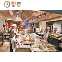 餐廳採用開放式廚房，可看到廚師們的廚藝表演。