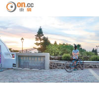 不少澎湖人都會踏單車來到海濱公園賞日落。