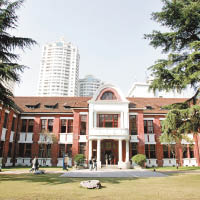 上海理工大學中英國際學院由9所海外大學及上海理工大學合辦，課程以全英語授課。