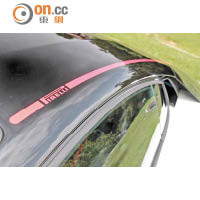 以亮光黑作配襯的車頂，多加附有Pirelli徽章的紅線添加吸引程度。