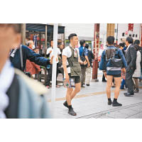 日本街頭有很多好風光，像這位打扮奇特的男子，走在人群中神態自若，令人嘖嘖稱奇。