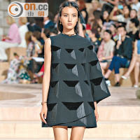 A-line剪裁的連身裙一邊是無袖設計，配合富視覺效果的方形圖案，充滿建築美學。