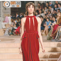 紅色天鵝絨連身裙的皺褶通窿及扭紋條子，充滿羅馬鬥獸場建築的影子。<br>