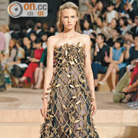 Tube dress全身以金色網狀作設計，配合立體的麥穗，交織出羅馬大自然的風光。