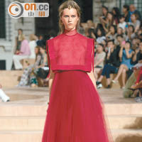 艷紅色的連身裙加入品牌簽名式的企領設計，高貴大方。